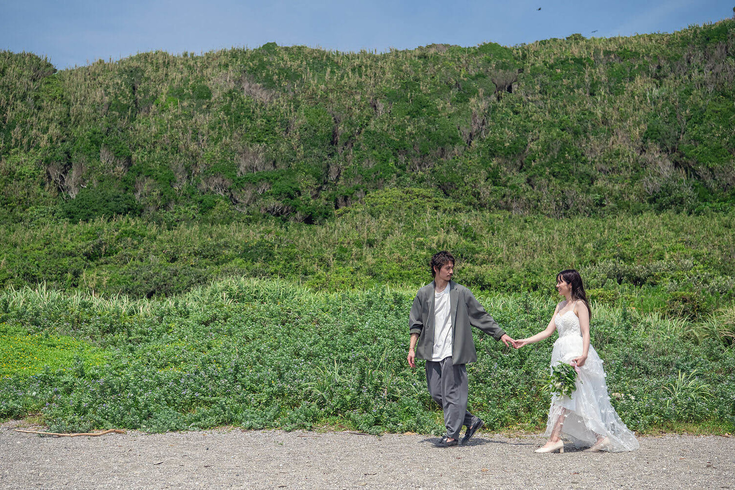 手を繋いで歩く二人