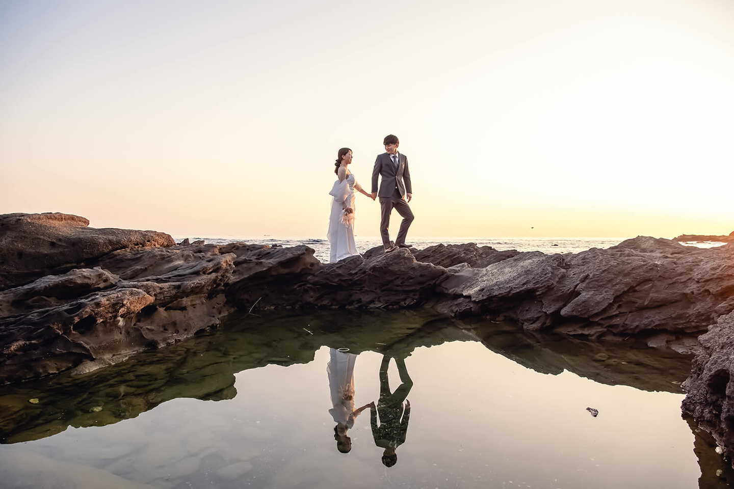 岩場を歩く新郎新婦