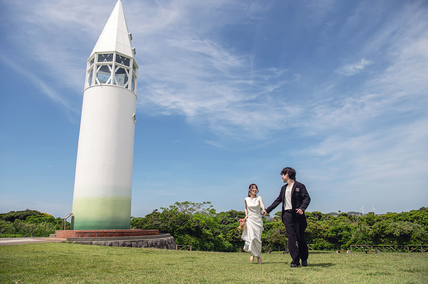 城ヶ島灯台の下で歩く新郎新婦