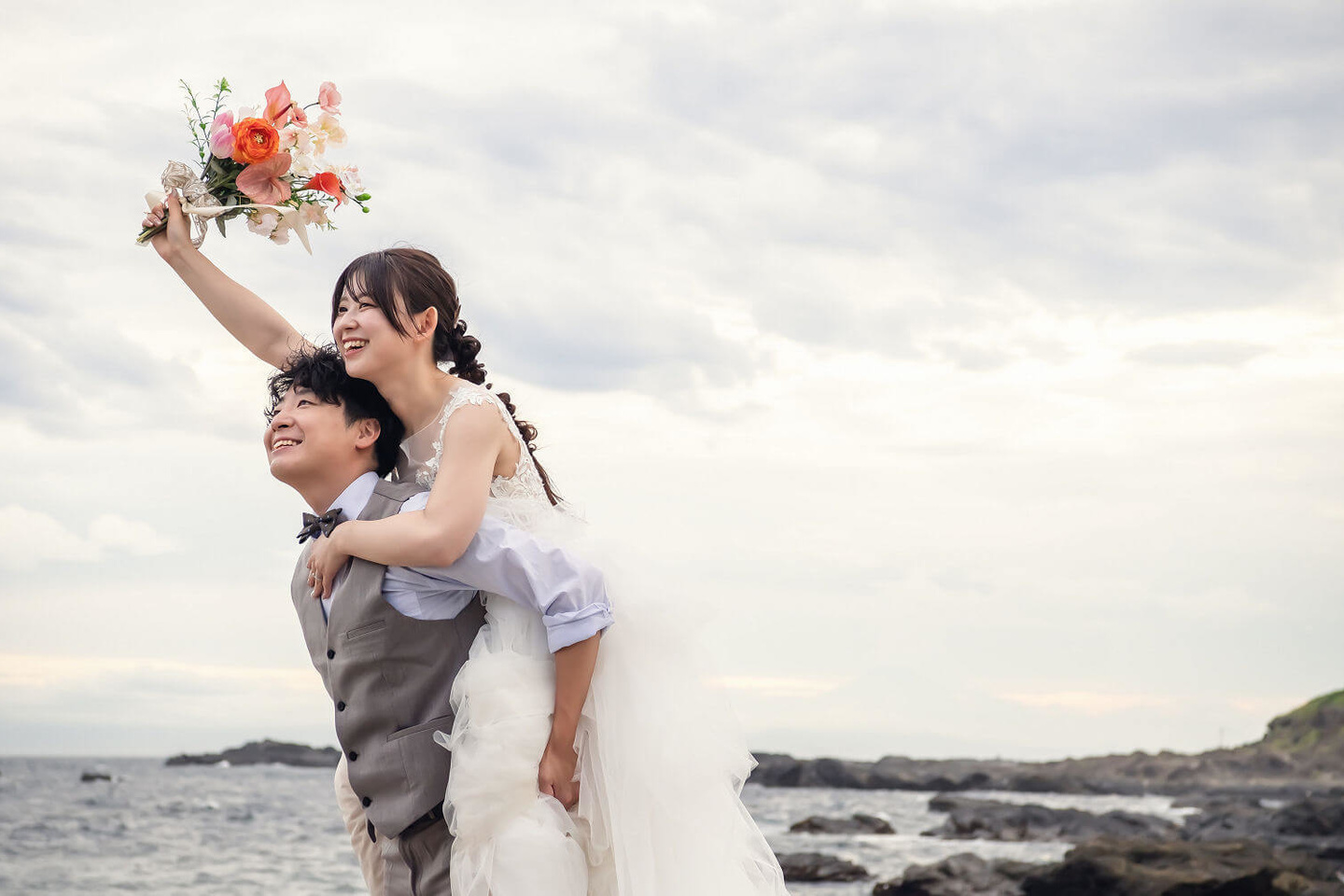 新婦をおんぶする新郎