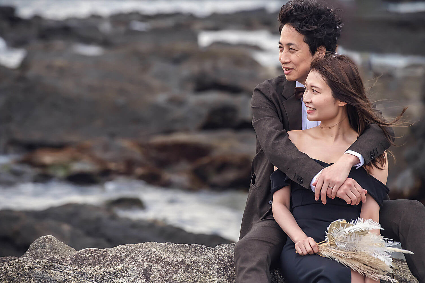 新婦を後ろから抱く新郎