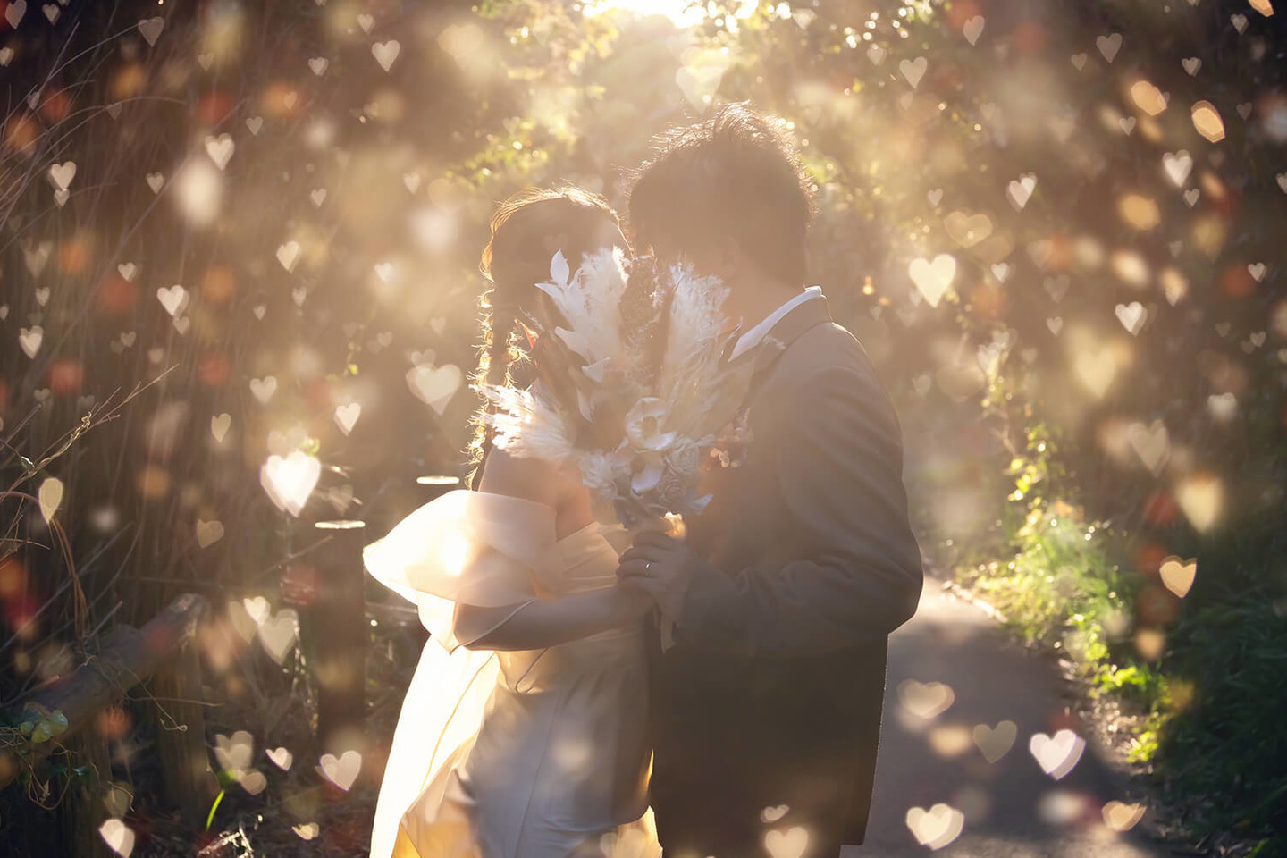 逆光の中の二人