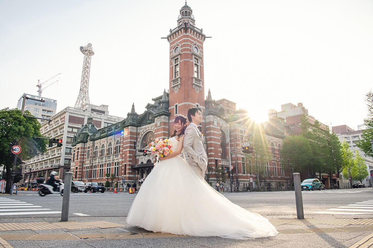 横浜開港記念会館前で前撮りポーズ