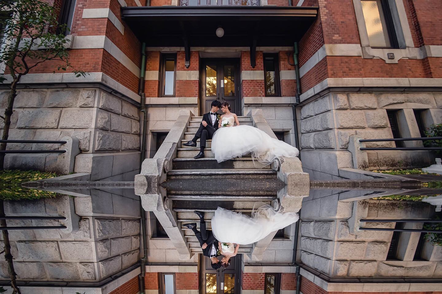 階段に座る新郎新婦