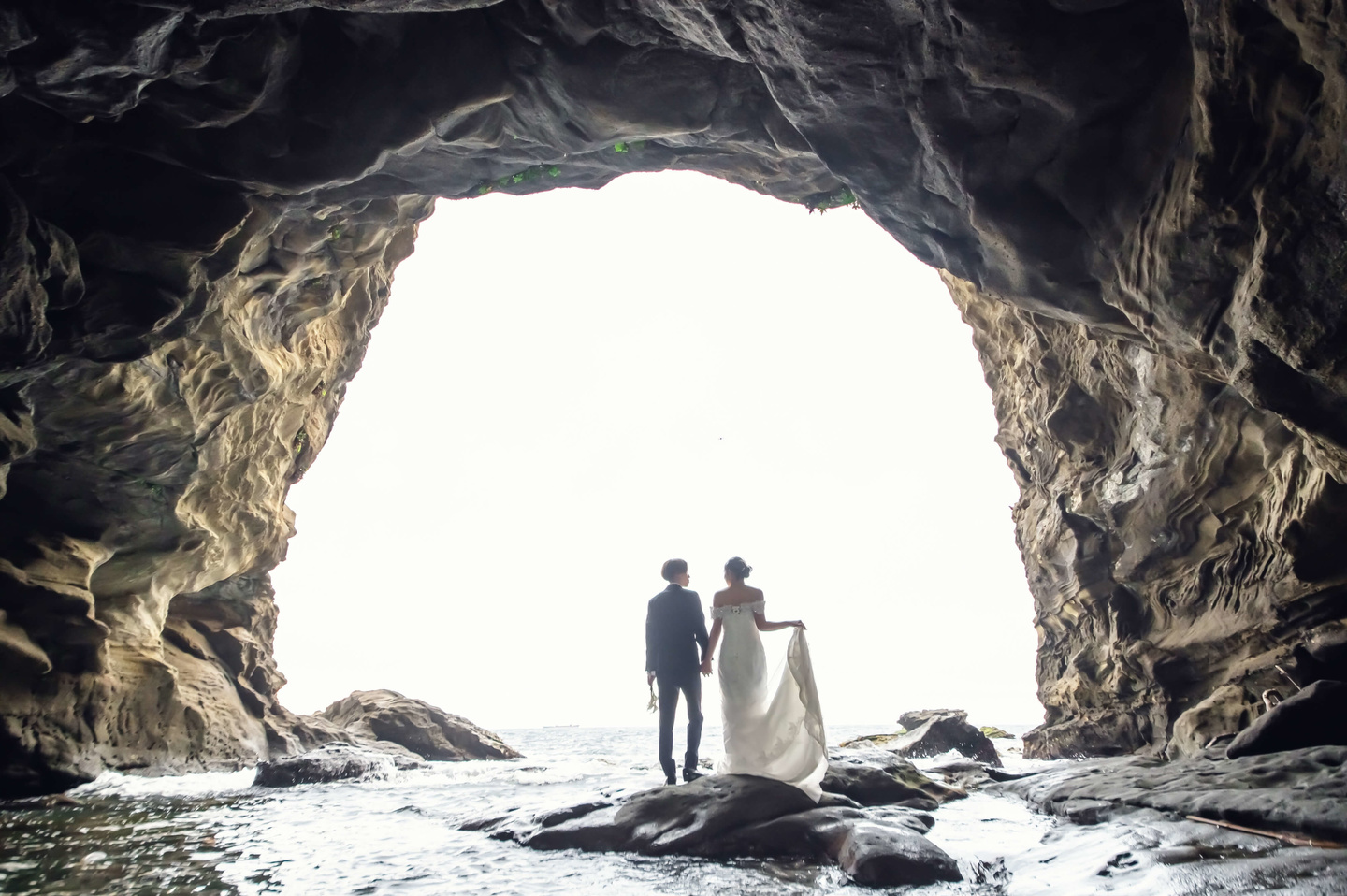 城ヶ島の洞窟の中のふたり