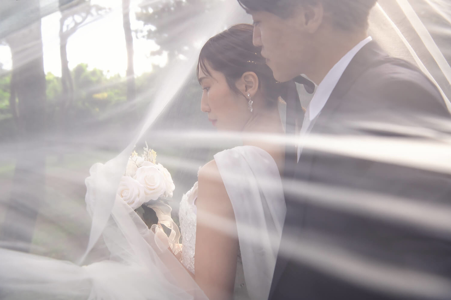 ウェディングベールを被ったふたり