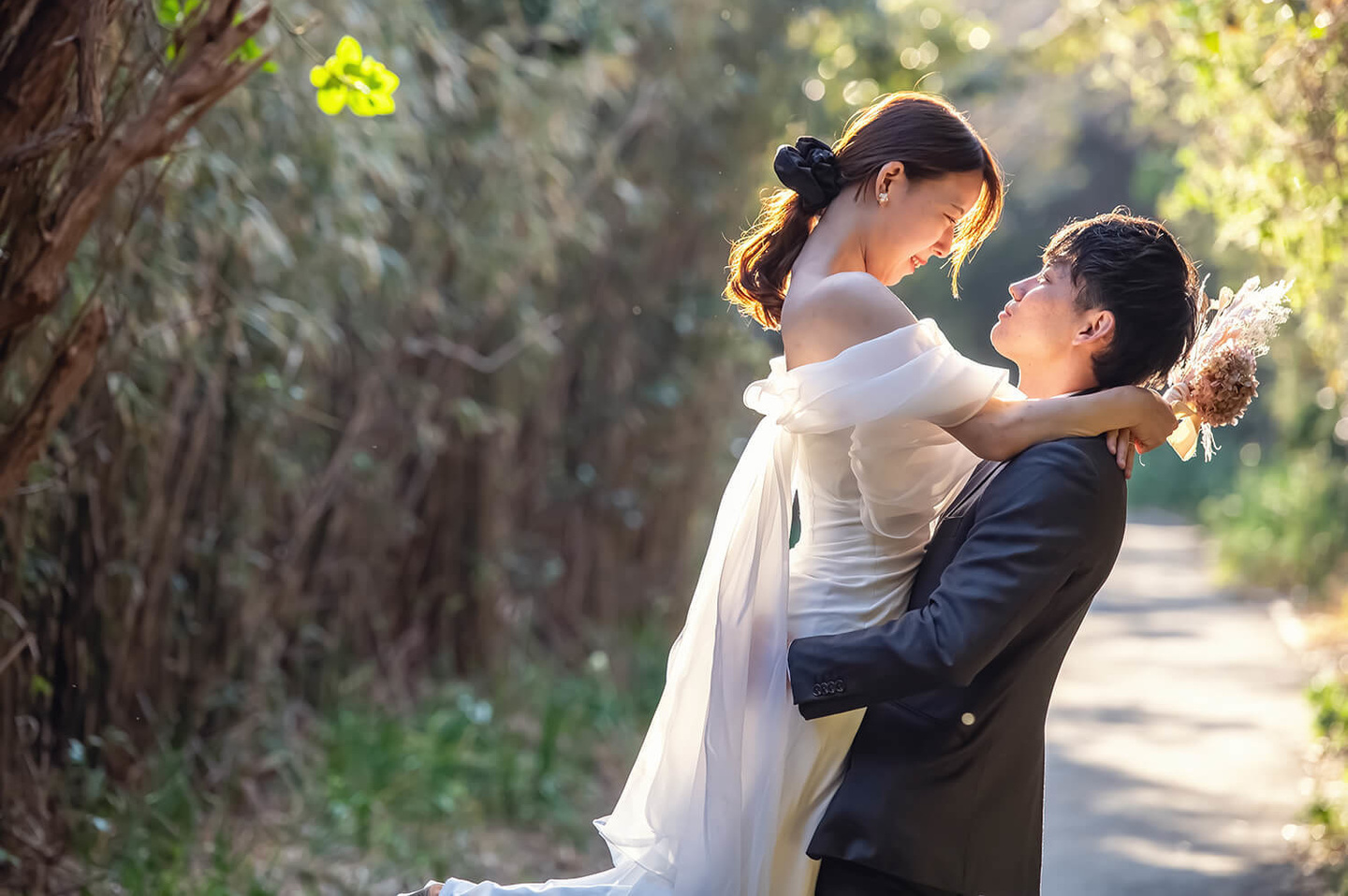 新婦を持ち上げる新郎