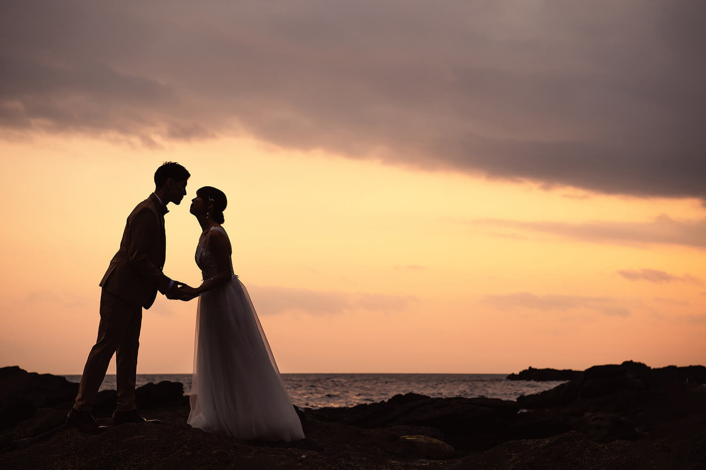 夕焼けをバックにシルエットの二人