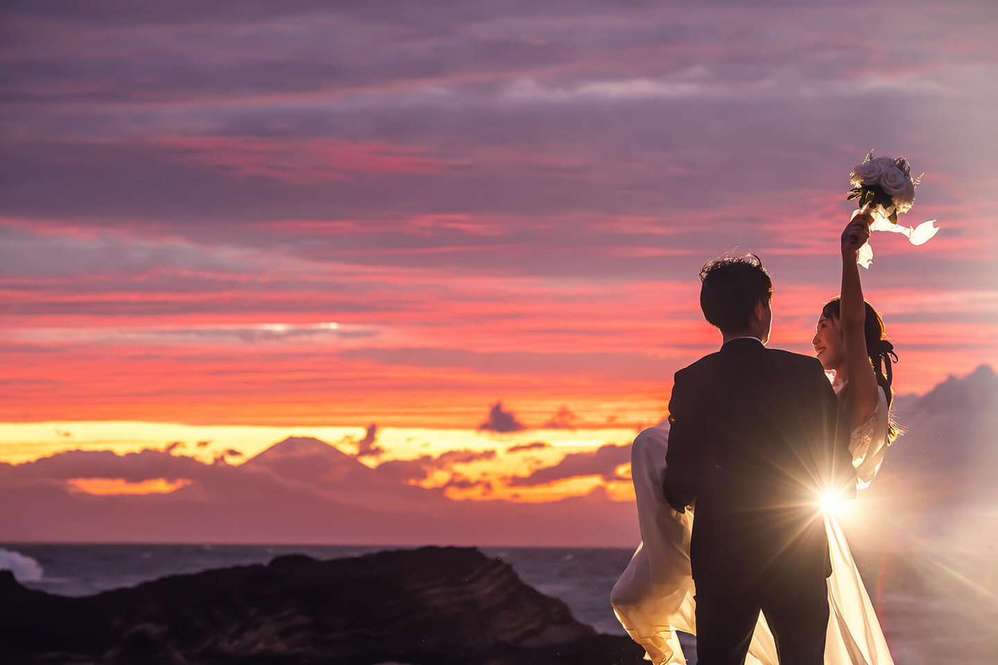 富士山を背景にお姫様抱っこ