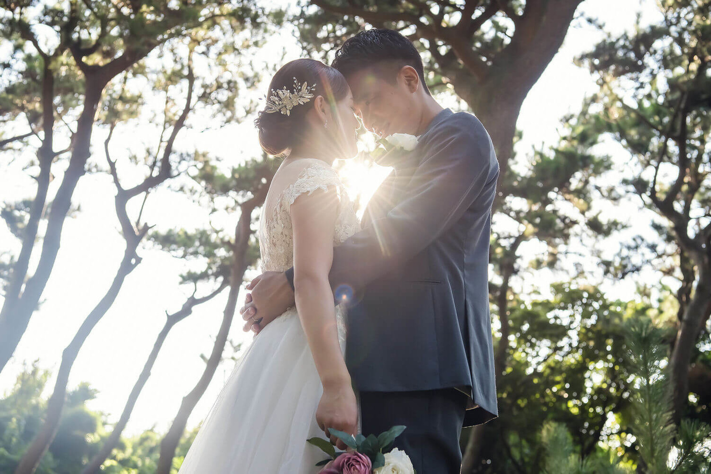 城ヶ島公園の木々の中で向かい合うふたり