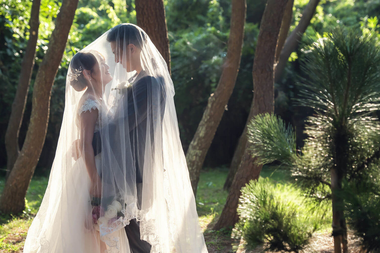 ベール被る新郎新婦