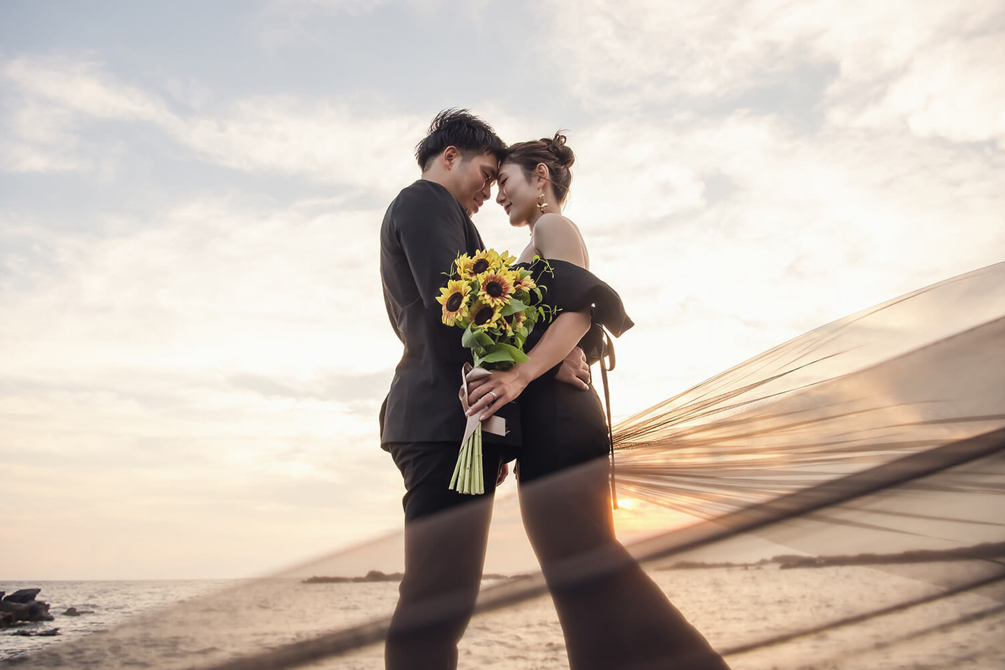 黒ドレスに黒ベールでおでこつける新郎新婦