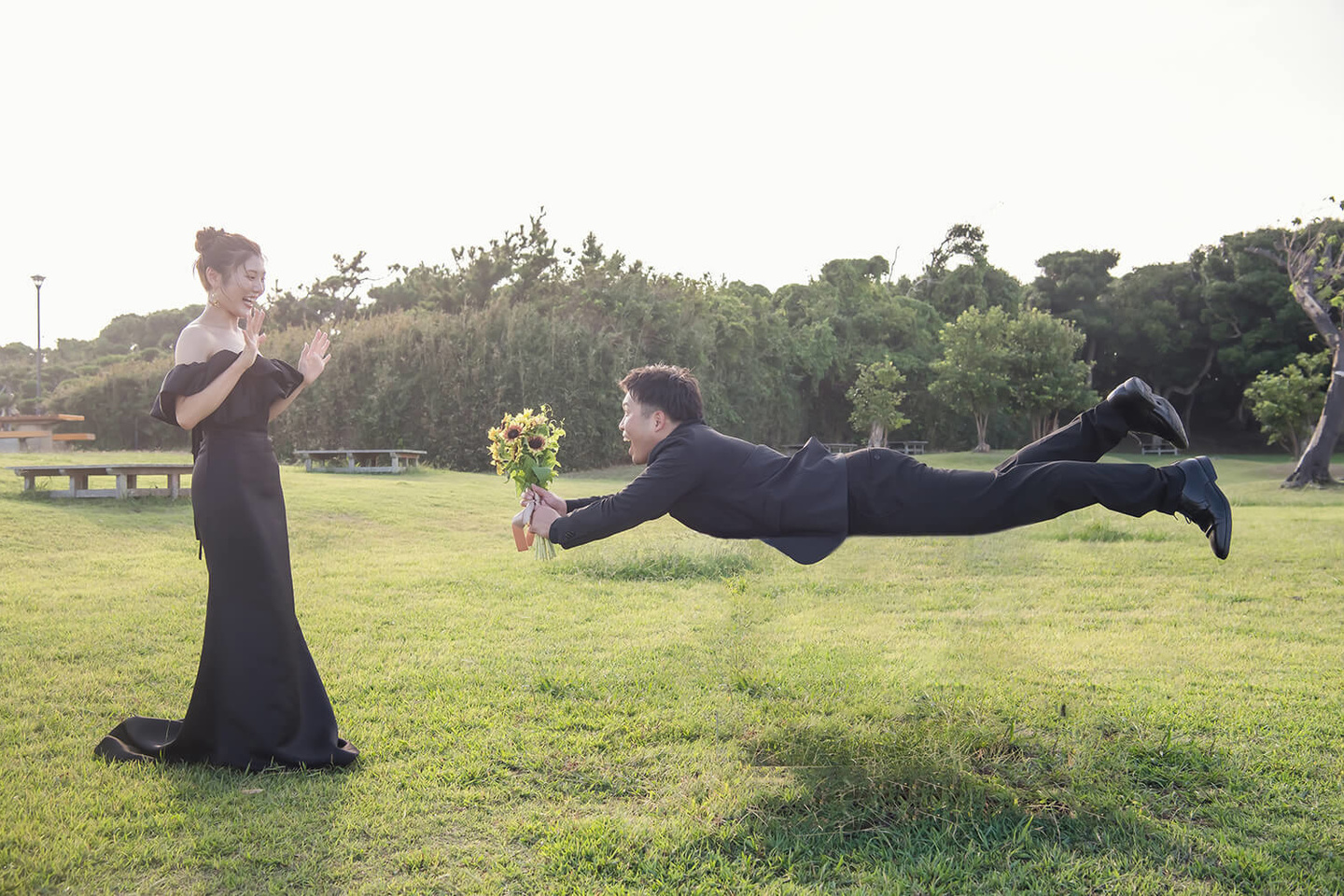 ブーケを持って飛んでくる新郎
