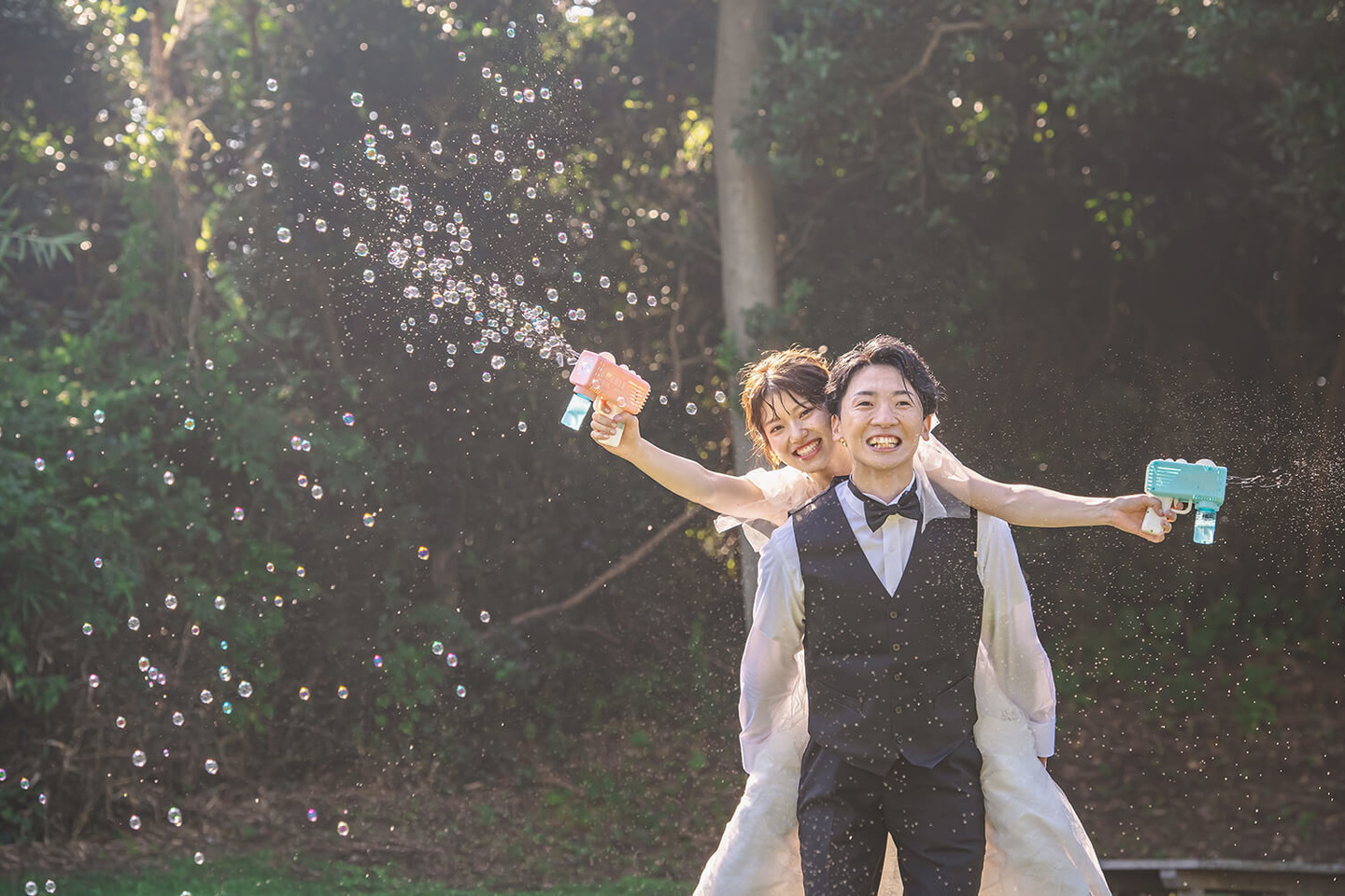 おんぶをされながらシャボン玉を飛ばす新婦