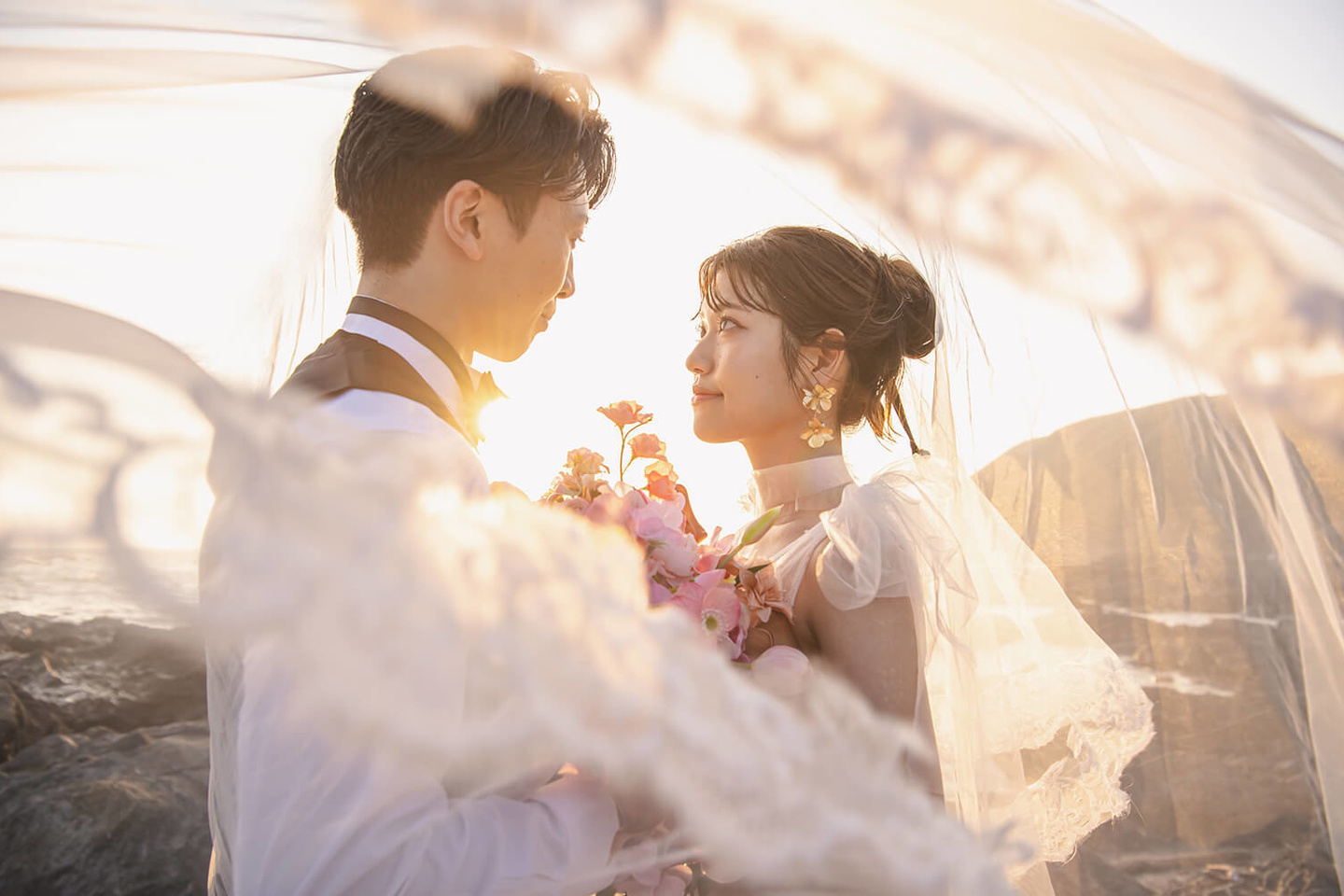 ベールを被るふたり